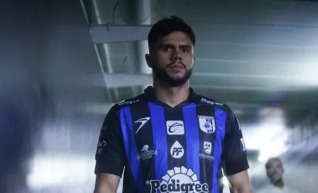 Jugadores de Querétaro se presentan con su nombre y cuentan chiste durante la alineación 