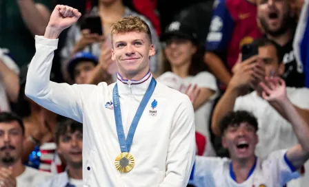 Leon Marchand gana el oro y rompe récord de Michael Phelps en los 400 metros