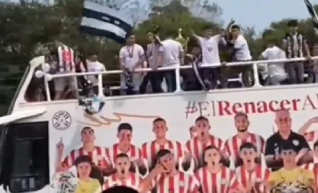 ¡Copa electrocutada! Tenso momento se vivió con los campeones en el futbol paraguayo