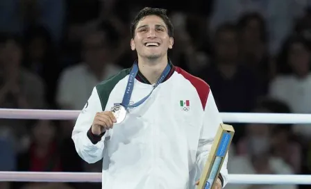 Julio César Chávez felicita a Marco Verde por su medalla de Plata en París 2024