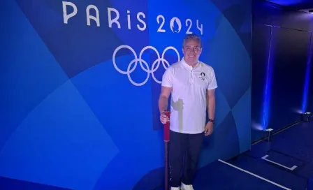 Fernando Platas honrado en París 2024 al llevar un bastón de mando