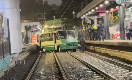 CDMX: Unidad de microbús se queda atorada en vías de Tren Ligero 