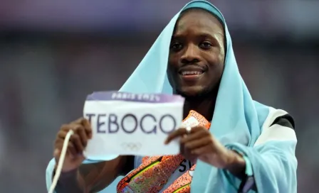 Reciben como una leyenda a Letsile Tebogo en Botsuana tras ser campeón olímpico en París 2024