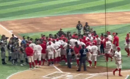 Jugadores de Diablos y de Leones vaciaron las bancas tras golpe a Franklin Barreto