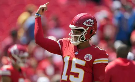 Patrick Mahomes rompe las redes sociales al lanzar un pase por detrás de la espalda