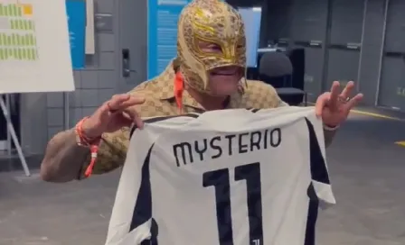 ¡Detallazo! Rey Mysterio recibe jersey personalizado de la Juventus 