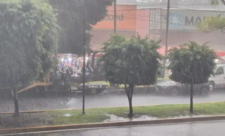 Comerciantes ambulantes pierden la lucha contra la lluvia en Triplemanía XXXII