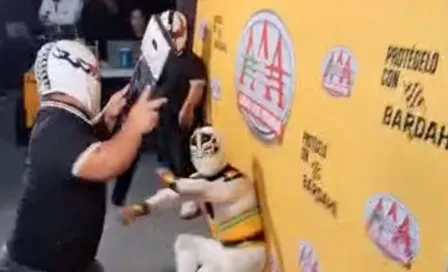 Triplemanía XXXII: Mascarita Sagrada fue atacado por dos luchadores desconocidos en backstage