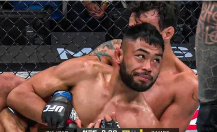 Peleador de UFC le baila a su rival; casi acaba desmayado y es derrotado