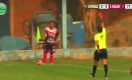 ¡Insólito! Futbolista es expulsado en la Copa Perú por orinar en la cancha