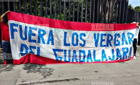 Afición de Chivas protesta con manta afuera de Verde Valle: “Fuera los Vergara del Guadalajara” 