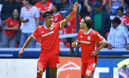 Jugadores de Toluca festejan el primer gol ante San Luis haciendo alusión al Jarrón que rompieron