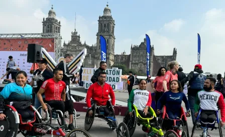 Maratón CDMX 2024: Competidor en silla de ruedas sufre caída por culpa de alcantarilla