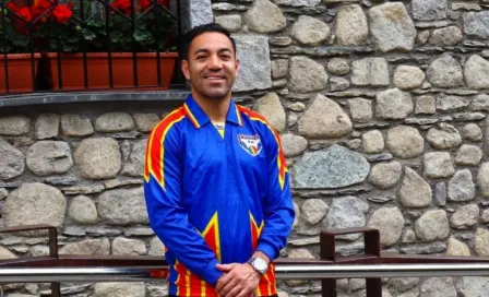 Marco Fabián presenta la nueva indumentaria y escudo del Rangers de Andorra 