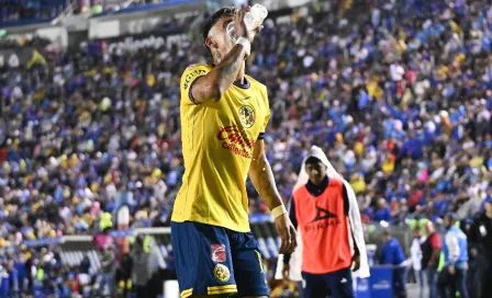 'Chicote' Calderón 'se toma' una cerveza en pleno partido de Cruz Azul vs América