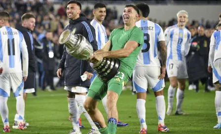 ¡Otra más! Dibu Martínez recrea festejo de Mundial, ahora con la Copa América