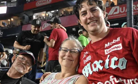 ¡El mejor apoyo! Los padres de Trevor Bauer asistieron a Monterrey para el Juego 3