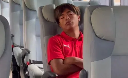 Yael Padilla se queda dormido en el autobús de Chivas previo a enfrentar a Caimanes de Colima