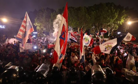 ¡Fiesta Rojiblanca! Afición de Chivas lleva serenata al hotel del equipo