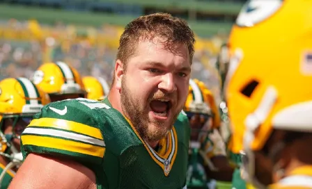 ¡Inaudito! Josh Myers de los Packers vomita sobre el ovoide en pleno juego 