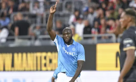 Napoli golea al Cagliari, con aparición de Lukaku, y es nuevo líder de la Serie A