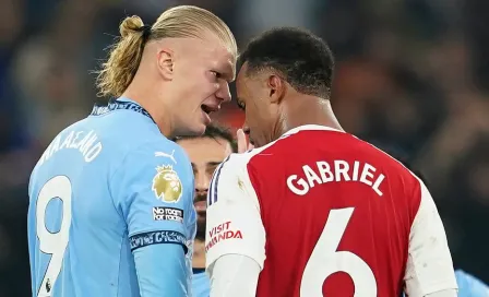 Erling Haaland 'revienta' a Gabriel con balonazo en la celebración del empate del City