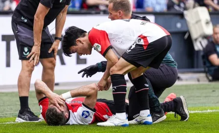 Santi Giménez sale del Feyenoord vs NAC en camilla tras lesionarse