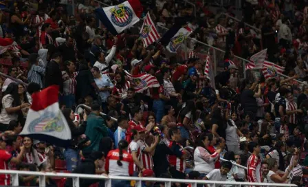 Aficionadas de Chivas son retiradas del Estadio Akron por pedir la salida de ‘Quino’ Moreno y Nelly Simón 