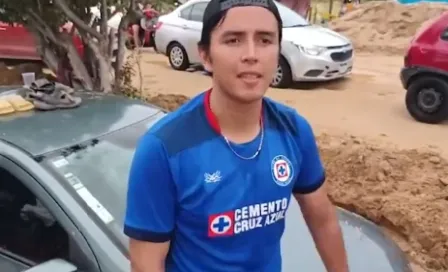 Aficionado del Cruz Azul rescata su auto en medio del Huracán John en Acapulco