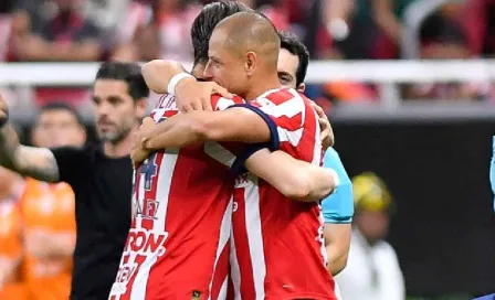 ‘Chicharito’ apoyó a la ‘Hormiga’ González tras su lesión ante Monterrey 