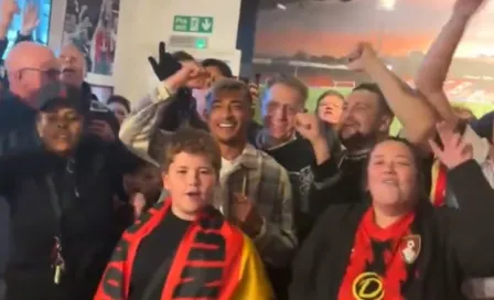 Julián Araujo festeja triunfo del Bournemouth en un bar con aficionados 