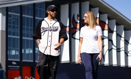 Lewis Hamilton visitó a los Denver Broncos previo al juego ante los Raiders