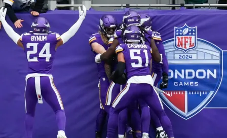 Defensiva de los Vikings festeja intercepción con el saludo de 'Juego de Gemelas'