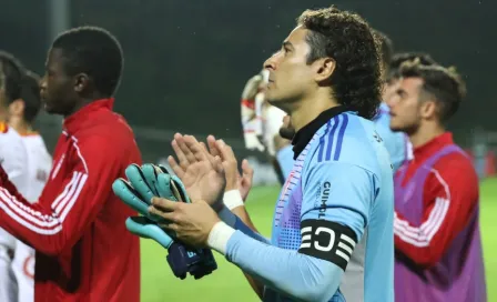 Aficionados del AVS de Portugal se rinden ante Guillermo Ochoa tras partido 