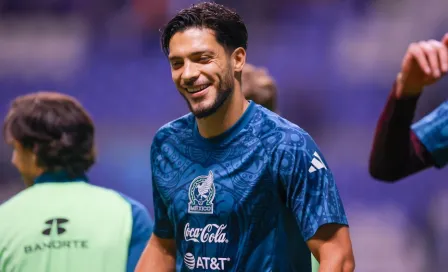 Raúl Jiménez convive y se toma fotos con aficionados tras el México vs Valencia 