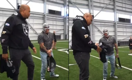 ¡Regalazo! Rey Mysterio recibe jersey obsequiado por los Raiders