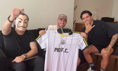 ¿Llega a la Kings League? Santiago Giménez es captado presumiendo playera de Pío FC