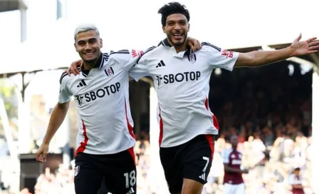 Raúl Jiménez le marca al Dibu Martínez en el Fulham vs Aston Villa