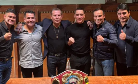 ¡Muchos campeonatos juntos! Julio César Chávez comparte foto con figuras del boxeo  