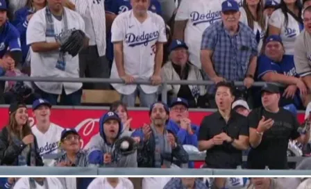 Aficionado de los Dodgers ‘invade’ el diamante con atrapadón