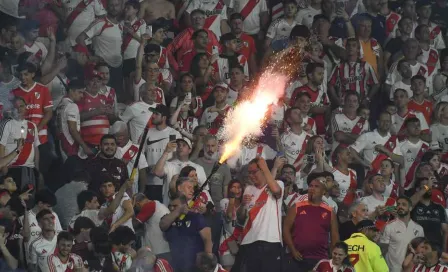 Aficionados de River Plate reciben a seguidores de Atlético Mineiro con gestos polémicos