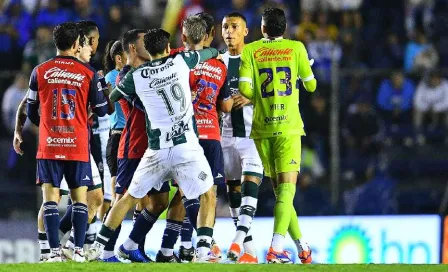 ¡Se calentaron los ánimos! Jugadores de Cruz Azul y Santos se fueron a los empujones al final del partido