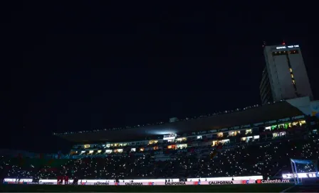 Se apagan la luces en los minutos finales del encuentro entre León y Mazatlán