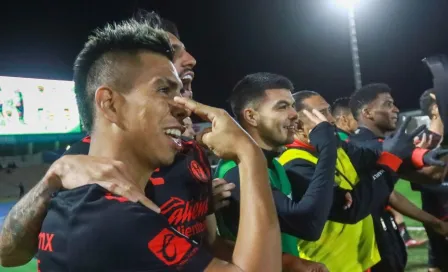 ¡Con dedicatoria! Efraín Álvarez celebra su gol con recadito al América