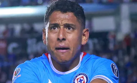 ¡Jugando gratis! Exhiben ‘entrada violenta’ de Luis Romo en el Cruz Azul vs Tigres