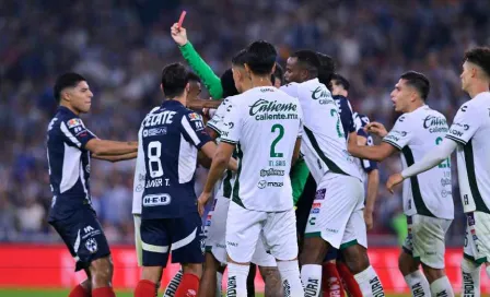 Rayados, en un partido de tres rojas, vence a León y asegura Liguilla Directa