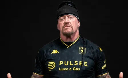 Undertaker modela la nueva jersey del Genoa de Johan Vásquez 