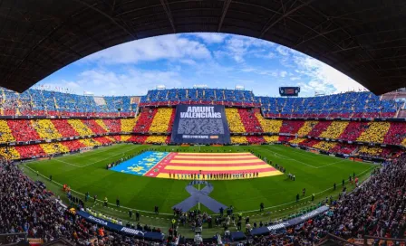 Valencia rinde homenaje a víctimas de inundaciones en su regreso al Estadio Mestalla