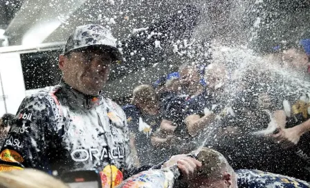 Canelo Álvarez celebra campeonato de F1 con Max Verstappen en el GP de Las Vegas