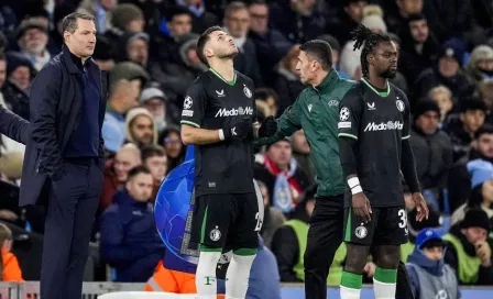 Santiago Giménez recibió el reconocimiento de la afición del Feyenoord que viajó a Manchester 